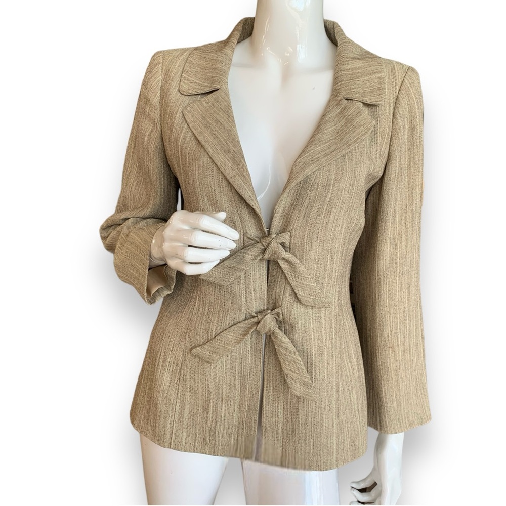 BLOOMINGDALE’S FRONT TIED TAN BLAZER. WOMEN’S SIZE 8